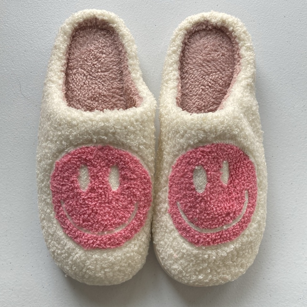 Smile face cozy slippers NEW white with pink smile faces size 42/43 (US 10/11)